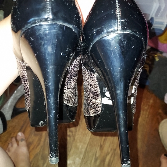 Cute sexy Guess heels.  Black and brownish snake skin pattern with a rounded toe - Picture 4 of 4